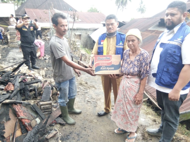 Penyerahan bantuan logistik  kepada korban terdampak kebakaran di Nagari Cupak.