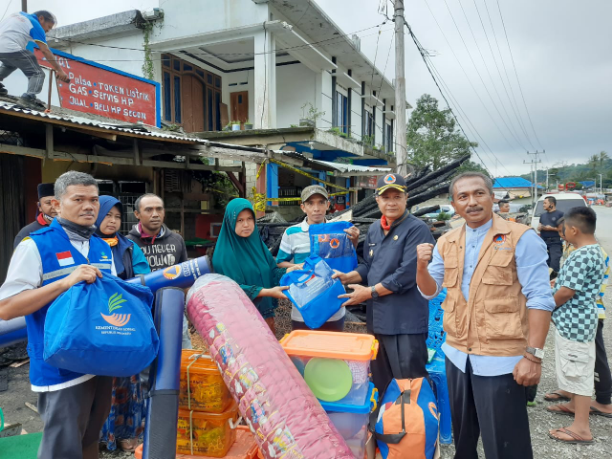 Dinas Sosial menyerahkan bantuan logistik  kepada korban terdampak kebakaran di kayu aro Nagari Bata
