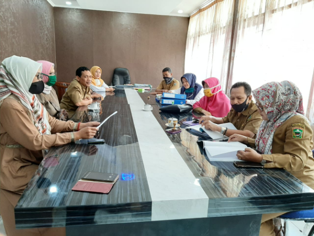 Dinas Perpustakaan dan Kearsipan Melakukan Sosialisasi Mengenai Pembinaan Kearsipan di Dinas Sosial