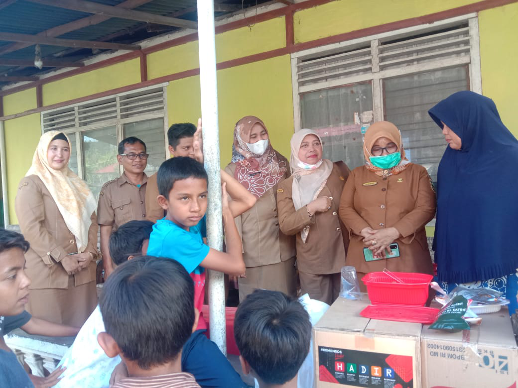 Pendistribusikan Bantuan Logistik kepada korban kebakaran yang terjadi di Nagari Singkarak
