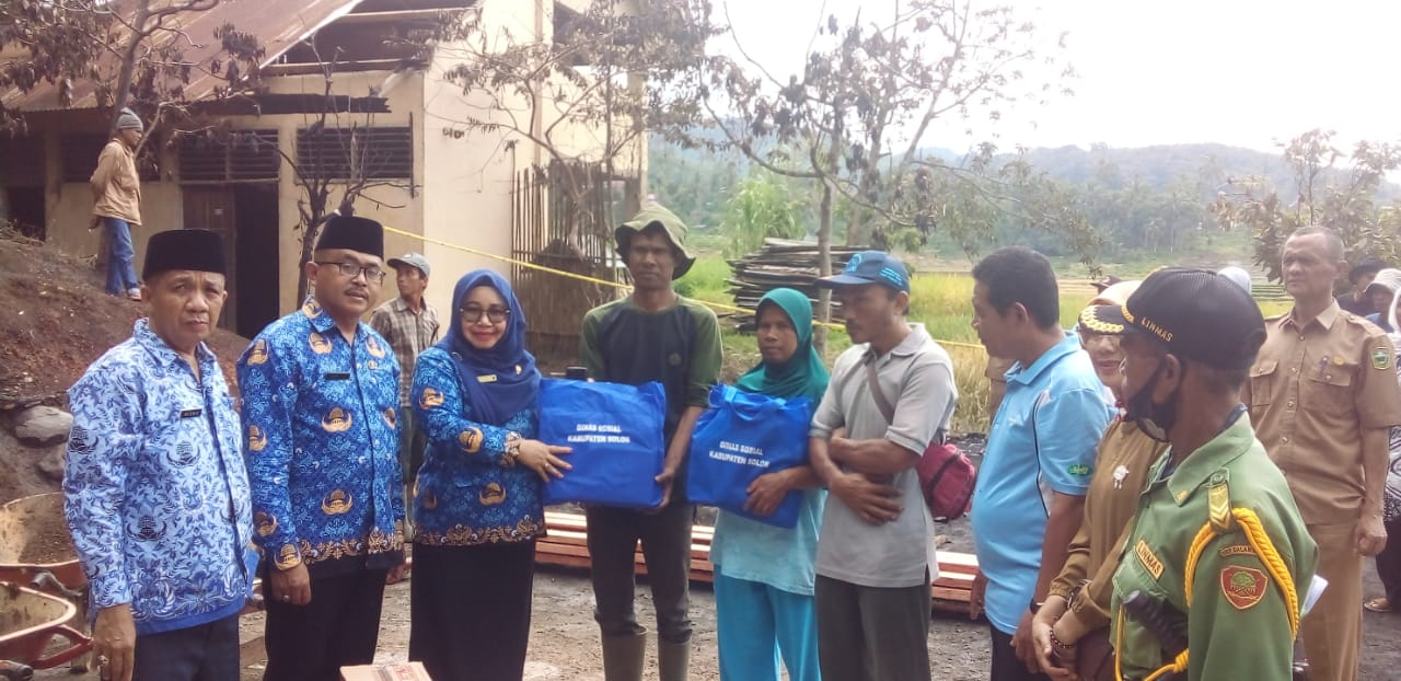 Dinas Sosial menyerahkan bantuan korban kebakaran di Nagari Jawi-Jawi