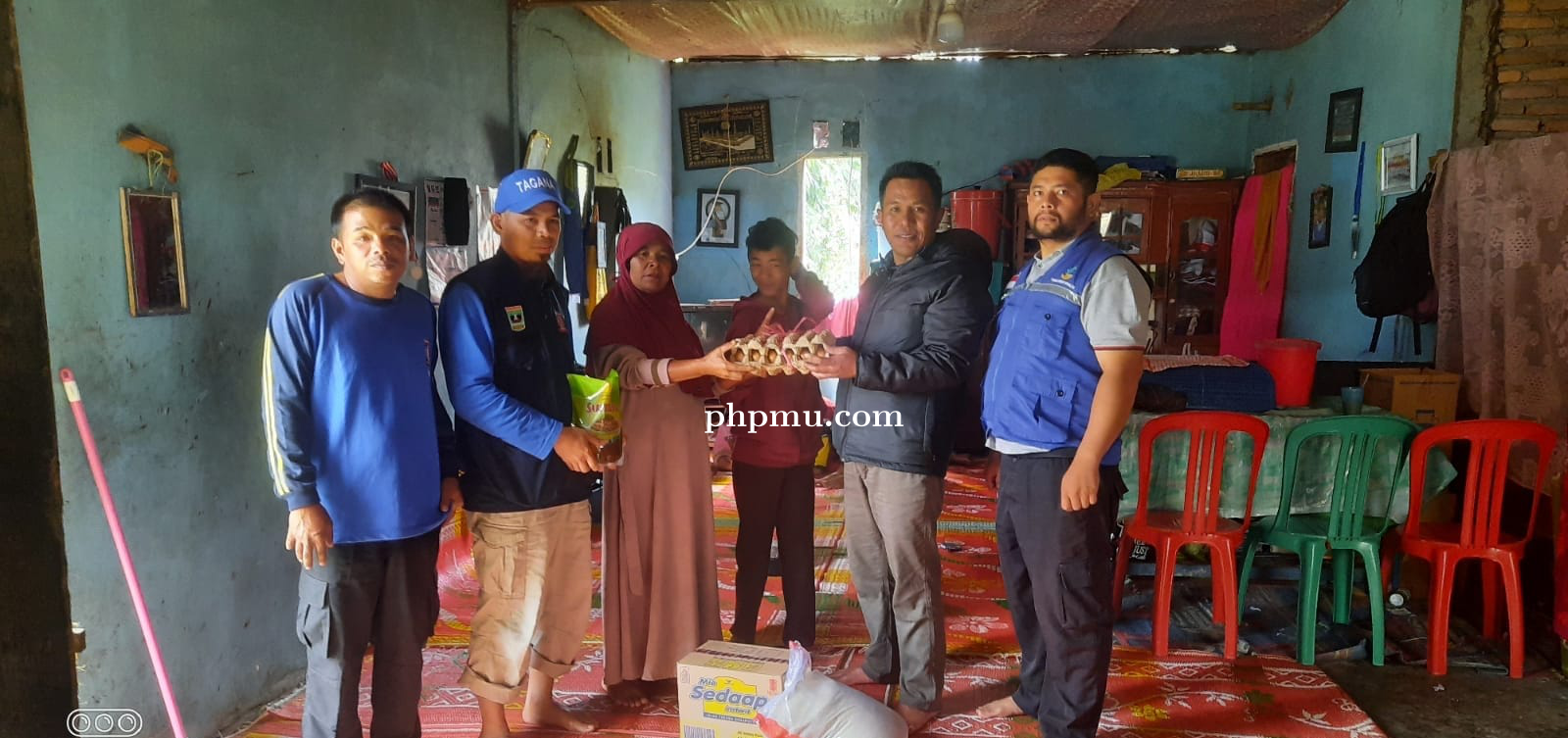 Penyerahan Bantuan Longsor di Nagari Salimpek