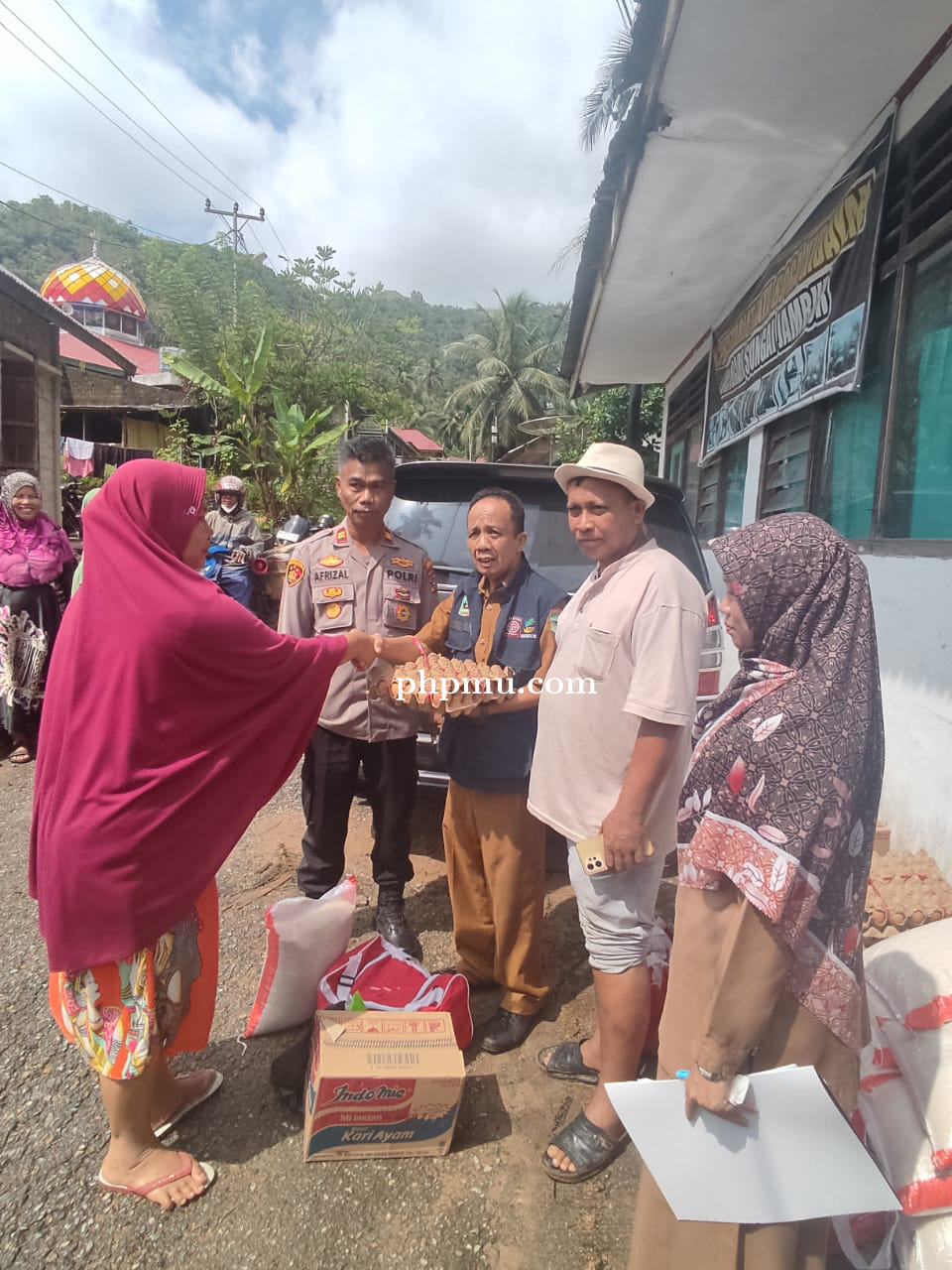 Dinsos Kabupaten Solok Berikan Bantuan Bencana Banjir di Nagari Sungai Jambur 
