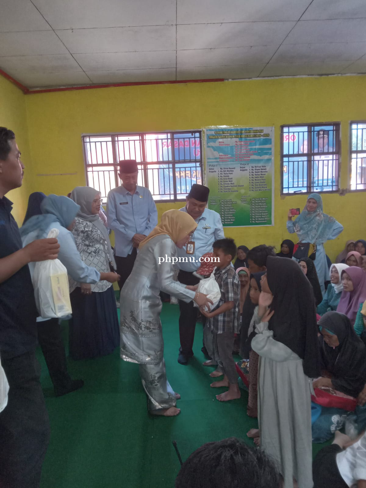 Dinsos Kab. Solok salurkan Penyerahan Bantuan Kepada Penerima Manfaat di Nagari Sariak Alahan Tigo