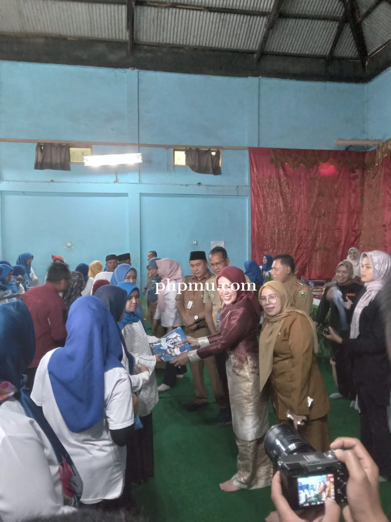 Dinsos Kab. Solok Salurkan Penyerahan Bantuan untuk Penerima Manfaat di Nag. Salayo Tanang 