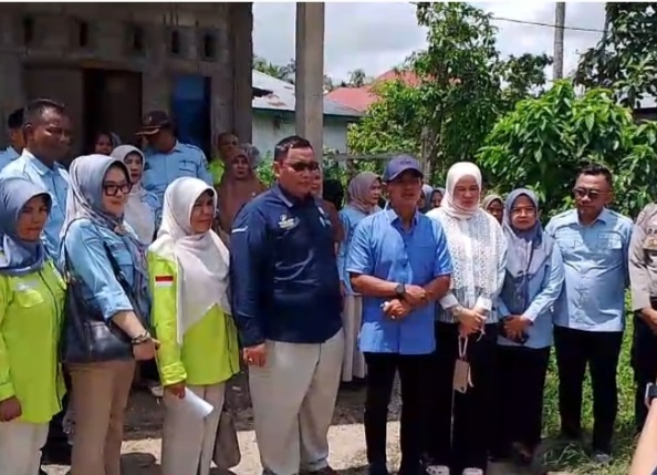 Wujudkan Transparansi Bansos, Bupati Solok Launching Labelisasi Rumah "Keluarga Miskin" Penerima Manfaat (KPM)