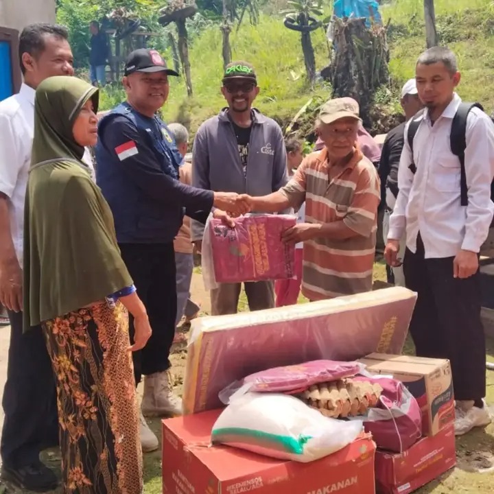 Dinas Sosial Salurkan Bantuan Logistik bagi Warga Terdampak Rumah Tertimpa Pohon