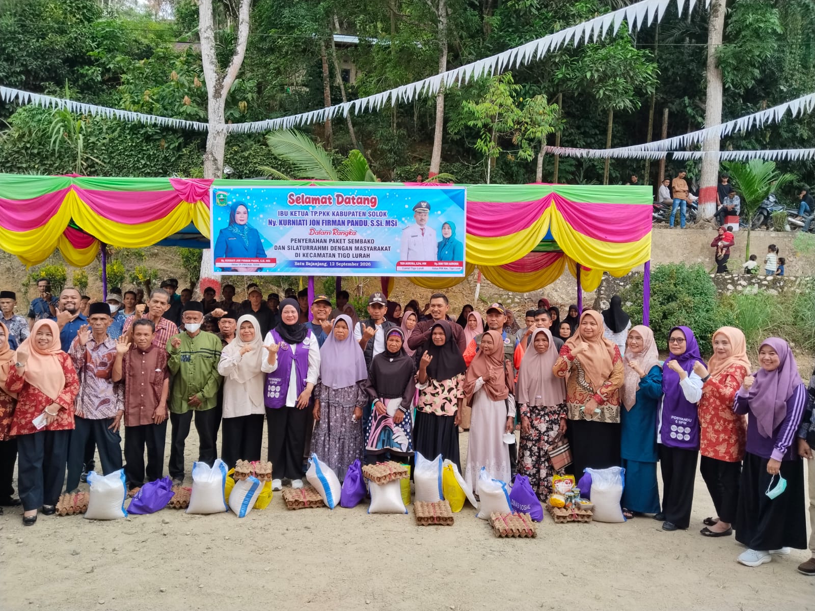 Dinas Sosial bersama Ketua TP-PKK Kab.Solok Ny. Nia Jon Firman Pandu serahkan paket sembako bagi Masyarakat Miskin Non Bansos