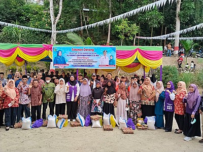 Dinas Sosial bersama Ketua TP-PKK Kab.Solok Ny. Nia Jon Firman Pandu serahkan paket sembako bagi Masyarakat Miskin Non Bansos