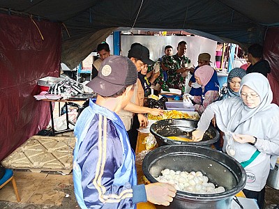 Dapur Umum Dukung Penanganan Bencana Banjir Bandang (Galodo) di Arosuka Kabupaten Solok